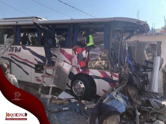 Las dolorosas imágenes del trágico accidente que dejó 19 muertos en México (Fotos)