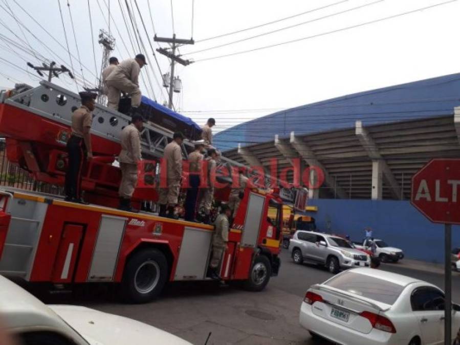 Masiva caravana acompaña los restos de Josué Vargas, bombero fallecido en La Montañita