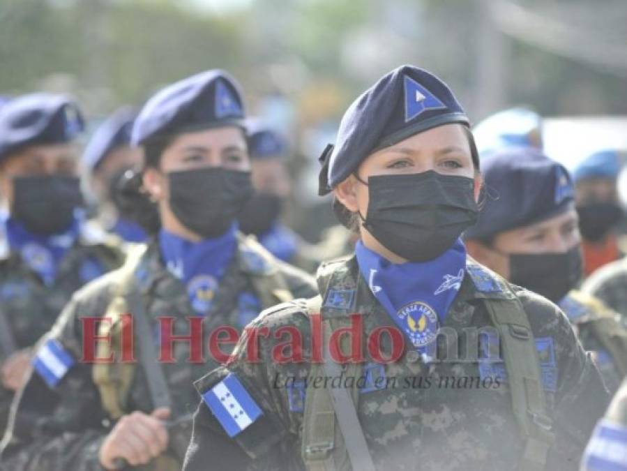 Por aire y tierra: con desfiles interinstitucionales rinden honor en el Bicentenario