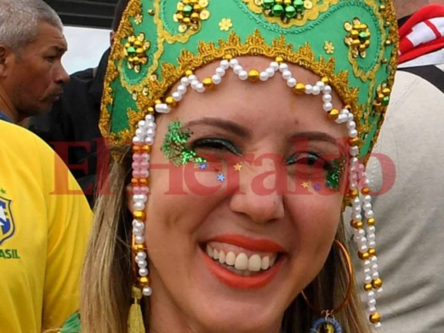 Como si fuera un carnaval llegaron disfrazados los aficionados de Brasil y Costa Rica