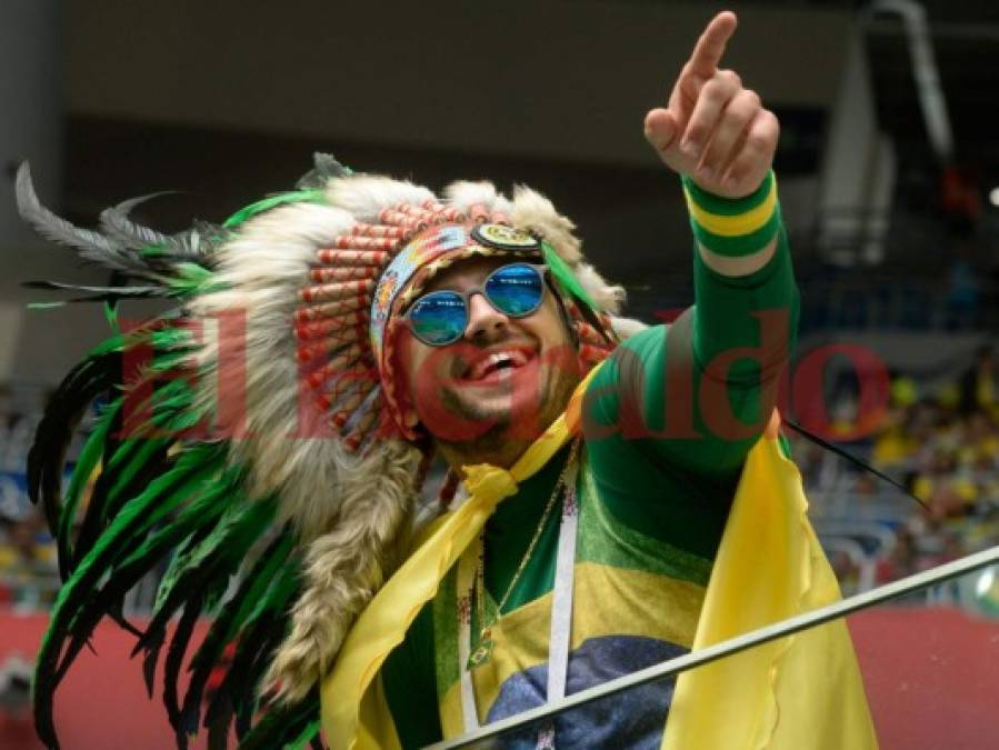 Como si fuera un carnaval llegaron disfrazados los aficionados de Brasil y Costa Rica