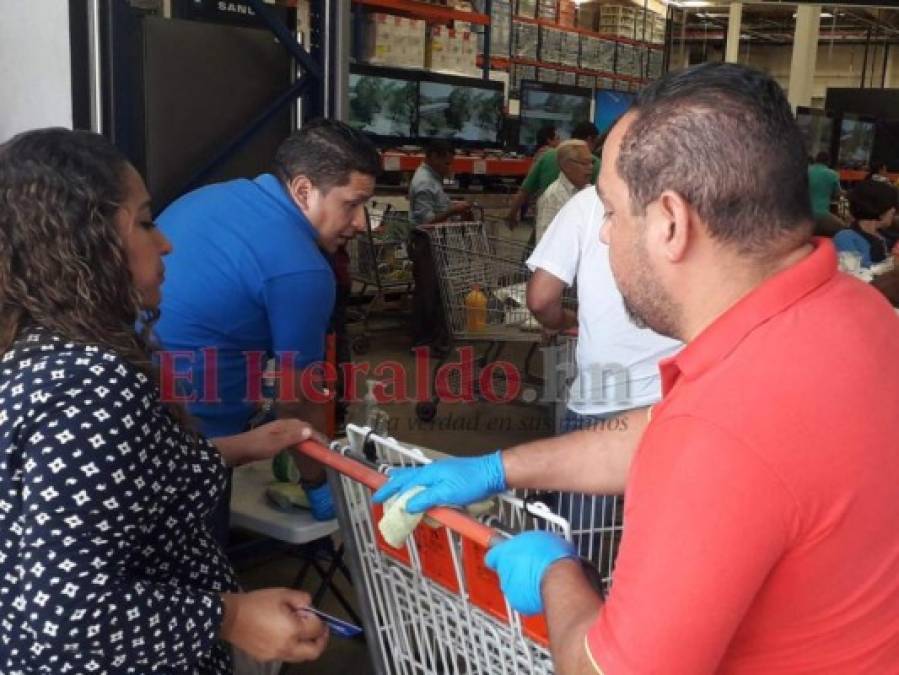 FOTOS: Carretas repletas y enormes filas, así lucen los supermercados de la capital