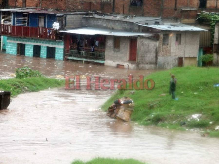 Impactantes imágenes de la crecida del río Choluteca en la capital de Honduras