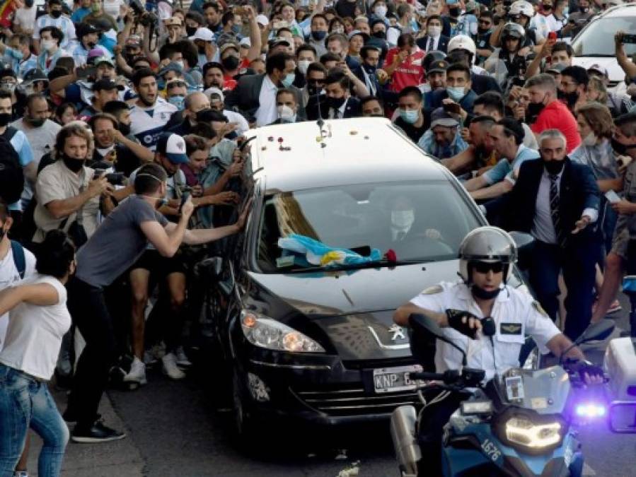 Entre gritos, aplausos y llanto, así fue la salida del féretro de Maradona hacia el cementerio