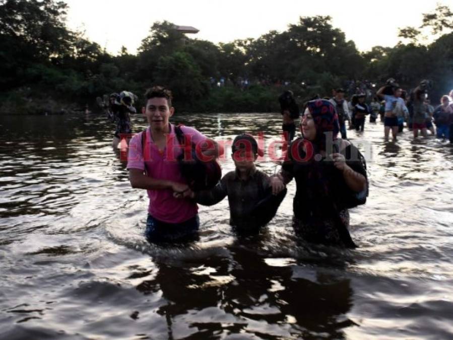 FOTOS: Desesperados, migrantes cruzan otra vez río Suchiate y llegan a México