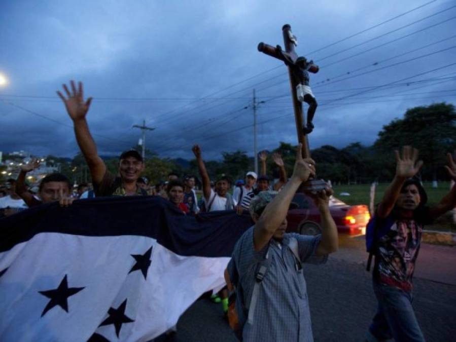 Con documentos en mano, caravana de migrantes hondureños avanza a través de Guatemala rumbo a EEUU