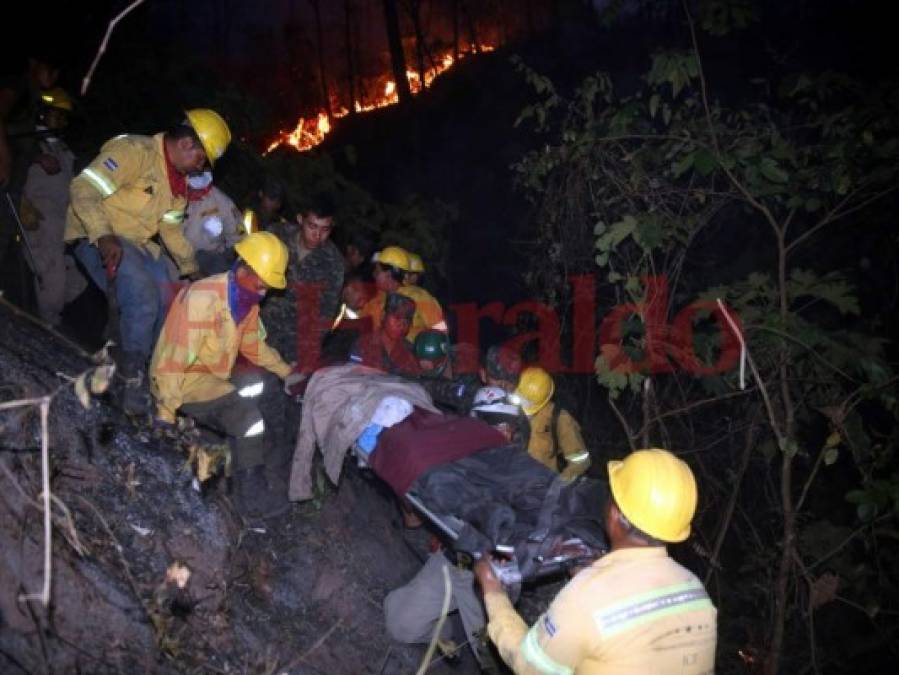 Las desgarradoras imágenes del incendio en La Montañita en el que murieron dos bomberos