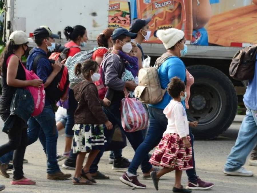 FOTOS: A pie y a 'jalón', sale masiva caravana de migrantes hacia EE UU