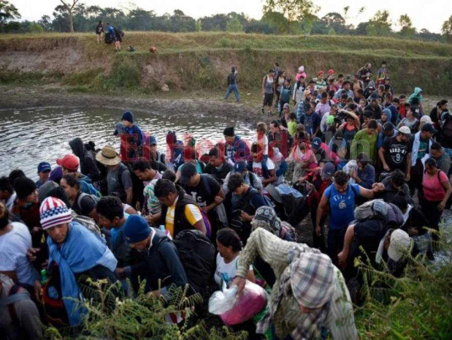 FOTOS: Desesperados, migrantes cruzan otra vez río Suchiate y llegan a México