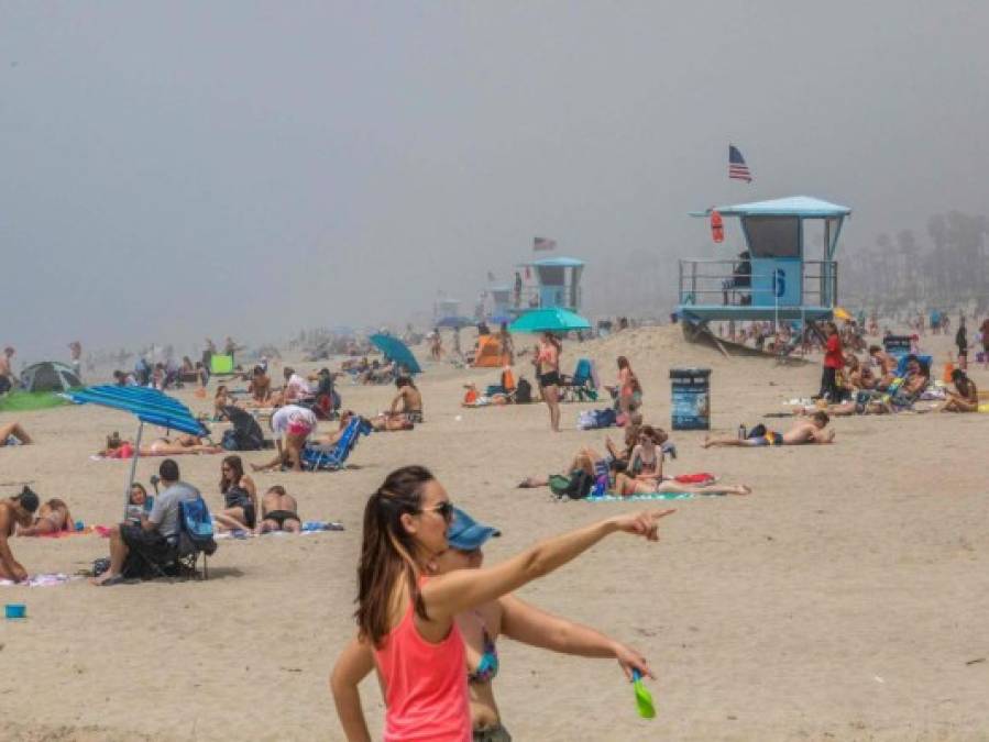 Por altas temperaturas, californianos salen a las playas pese a Covid-19