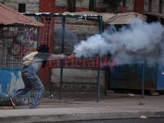 Fotografías de la pelea campal entre policía y universitarios en la UNAH