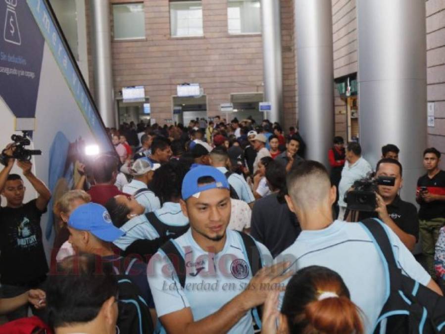 FOTOS: Entre abrazos y selfies, así viajó Motagua a Costa Rica para la final ante Saprissa