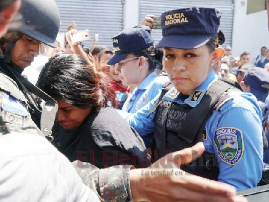 FOTOS: Así capturaron a mujer que quedó encerrada en negocio durante saqueos en San Pedro Sula