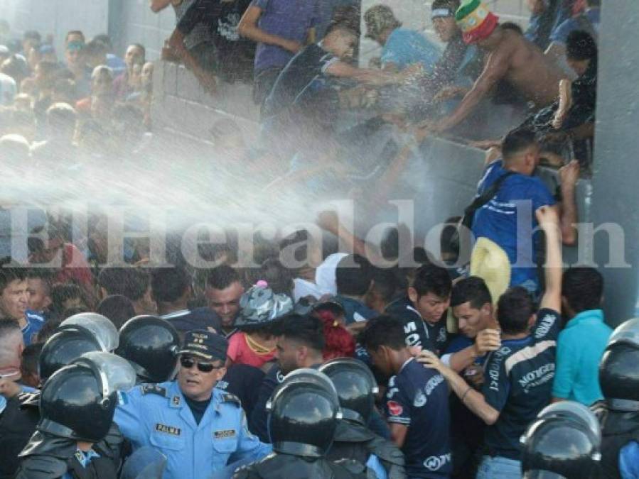 Fotos: Así ocurrió la mortal avalancha en el estadio Nacional durante la final del fútbol de Honduras