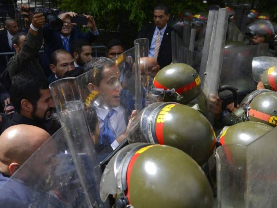 La caótica llegada de Juan Guaidó al Parlamento para su juramentación