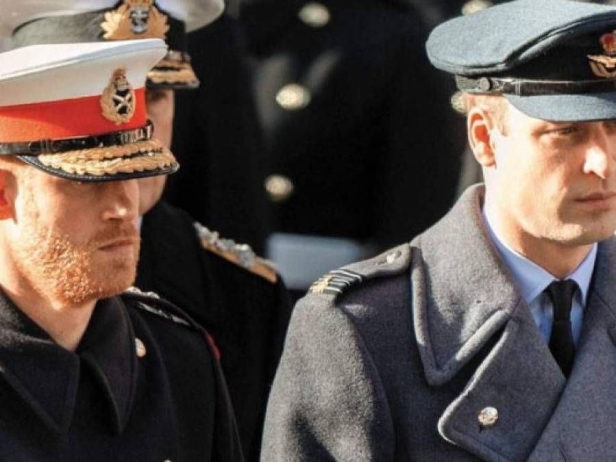 Así fue el incómodo reencuentro de los príncipes Harry y William en el funeral del duque de Edimburgo  