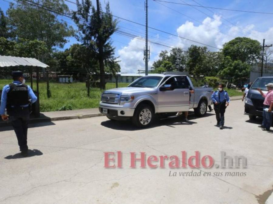 Sonriente y en compañía de Pepe Lobo: Así fue la salida de Rosa Elena de prisión