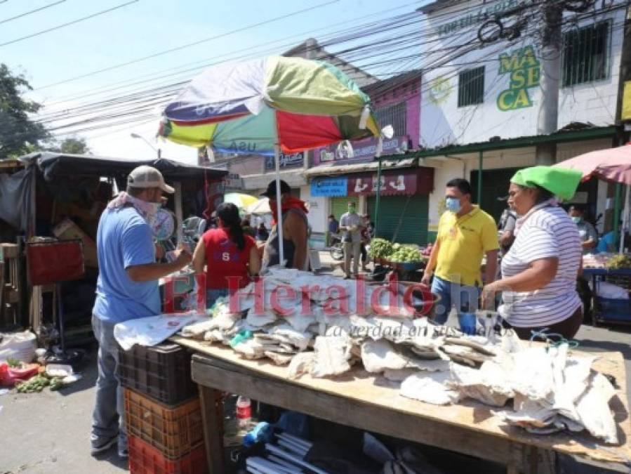 FOTOS: Viernes Santo con mercados y bancos abarrotados en la capital