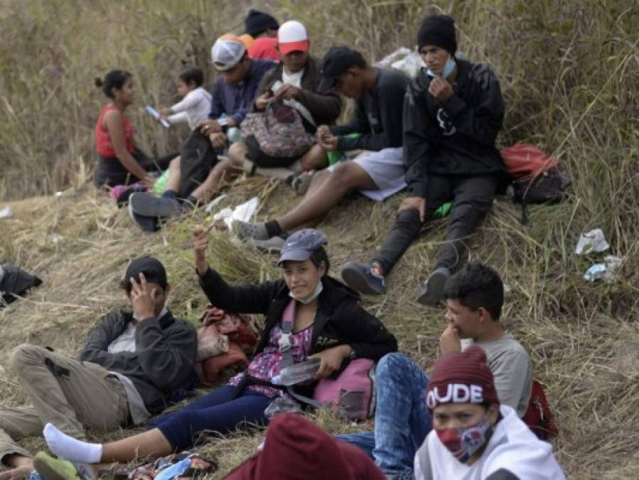 Cansados, sitiados y con hambre, la desesperación en el rostro de migrantes que piden les dejen continuar travesía (FOTOS)