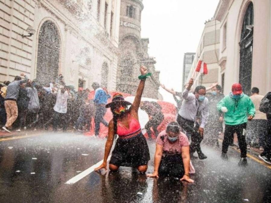 Jornada de intensas protestas en Perú un día después de la destitución de Vizcarra (FOTOS)