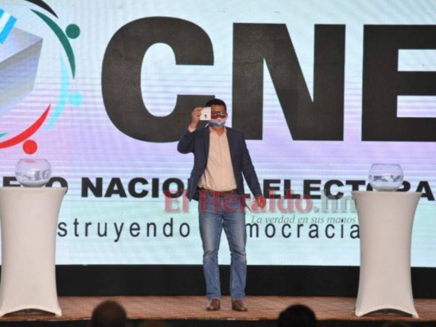 Así se desarrolló el sorteo de las papeletas electorales del CNE (Fotos)