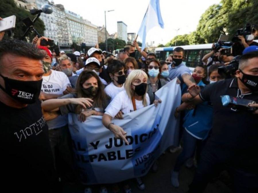 Argentinos marchan en búsqueda de respuestas sobre la muerte de Diego Maradona