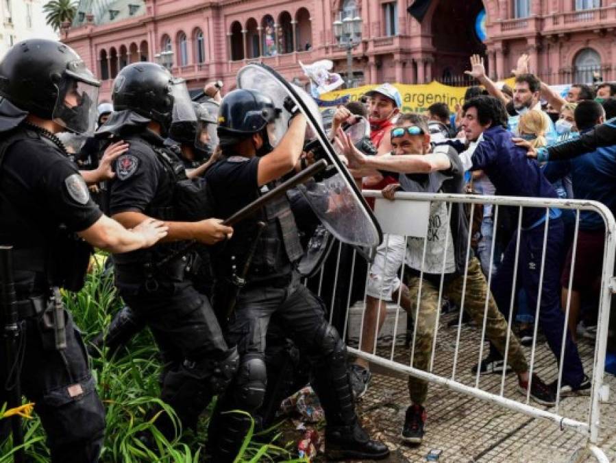 Desesperación de hinchas por decir adiós a Maradona provocó disturbios