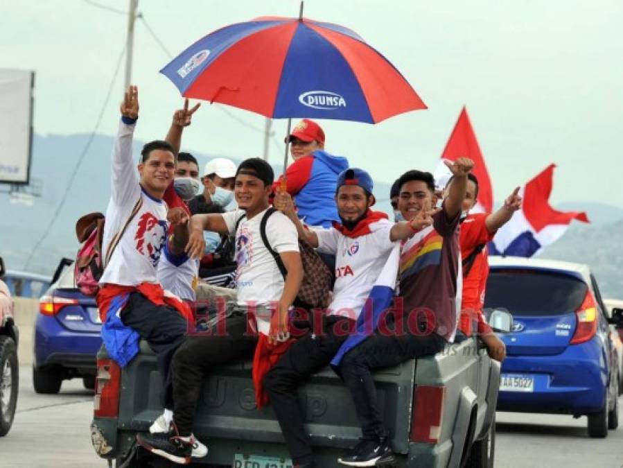 FOTOS: Así fue la mega caravana que realizaron los aficionados merengues por los 109 años de Olimpia   