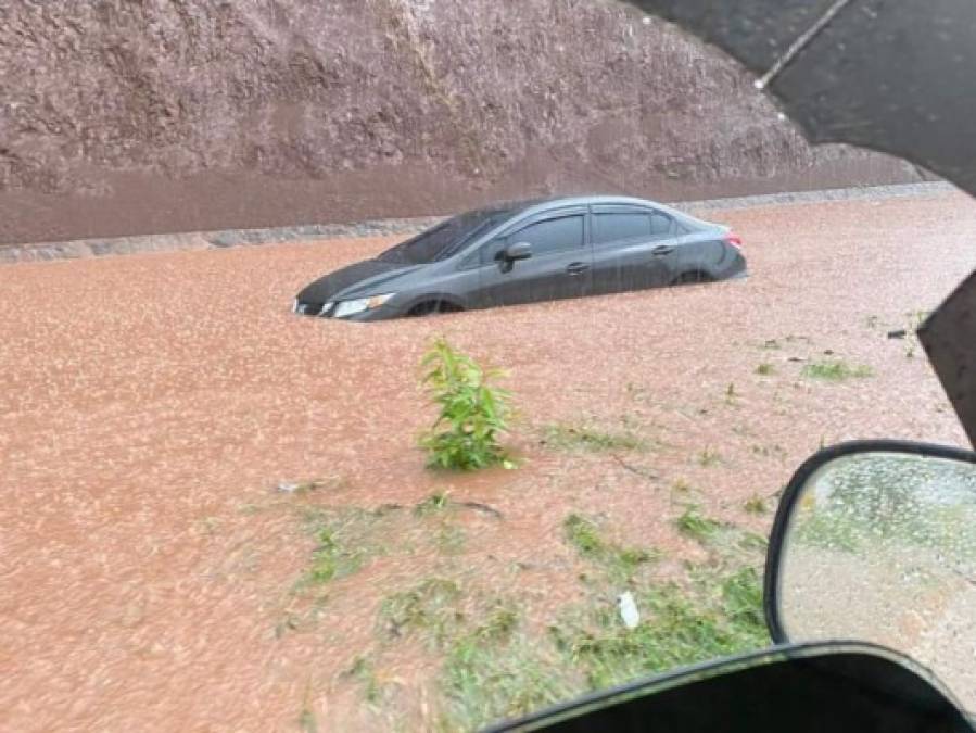 Calles convertidas en ríos y autos atrapados dejan las lluvias en la capital