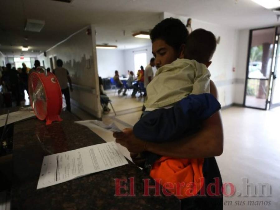 Hondureños migrantes: En los brazos cargan a sus hijos...y en el alma, dolor y resignación; imágenes que conmueven