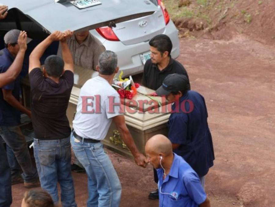 Desgarradoras imágenes del entierro de madre e hija, víctimas del accidente en carretera al norte