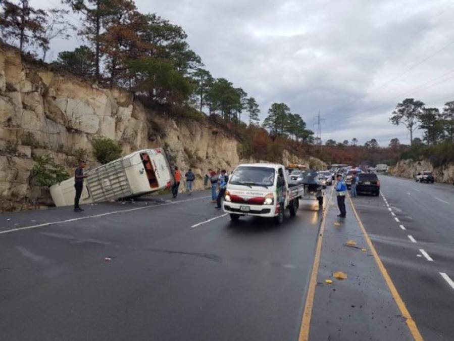 FOTOS: Así quedó la escena de accidente entre bus y camioneta en Zambrano