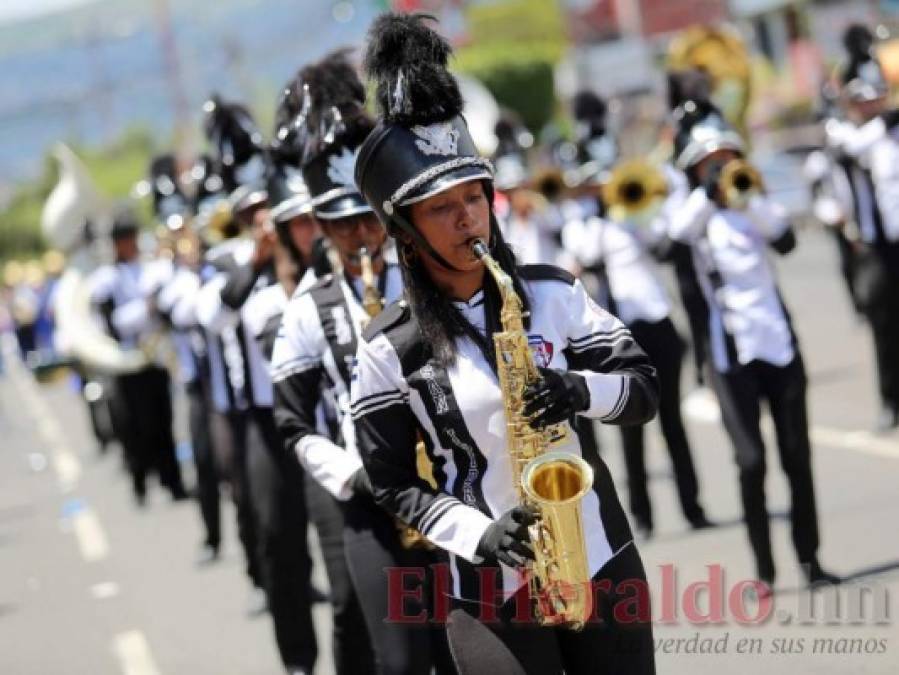 FOTOS: Extravagantes y vistosos trajes de las bandas en los desfiles