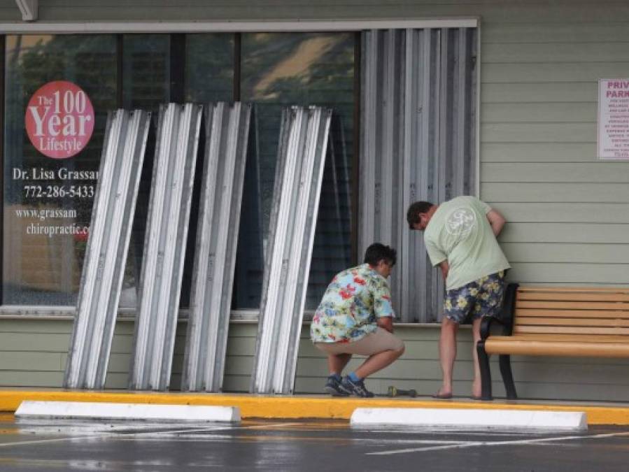 En imágenes: Florida se prepara para afrontar tormenta Isaías