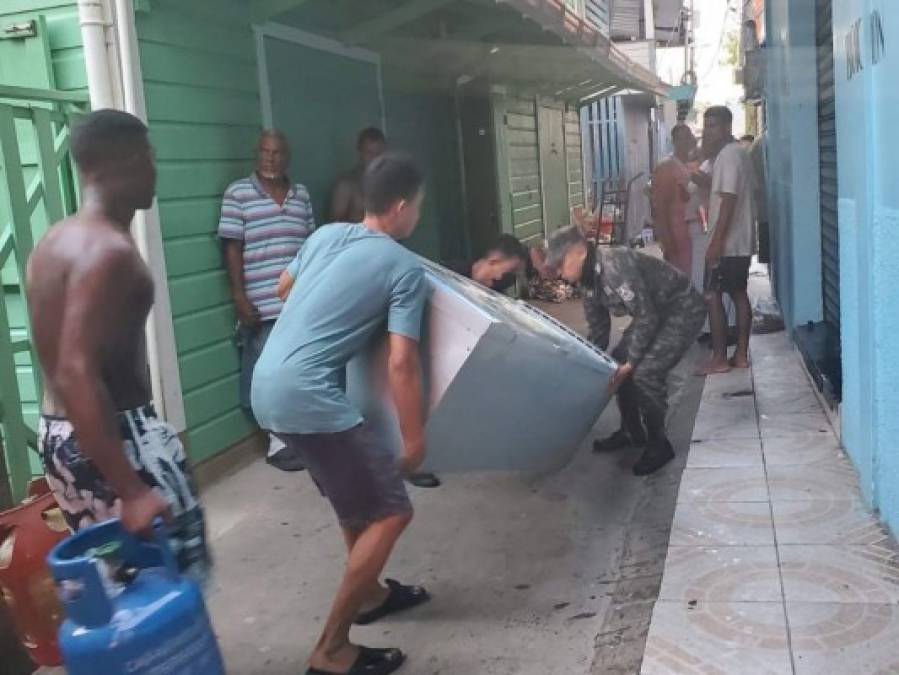 Por mar y aire: Así fue la angustiante evacuación en Guanaja tras el incendio  