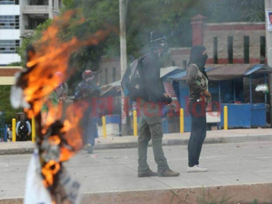 FOTOS: Nueva batalla campal entre universitarios y policías en la UNAH
