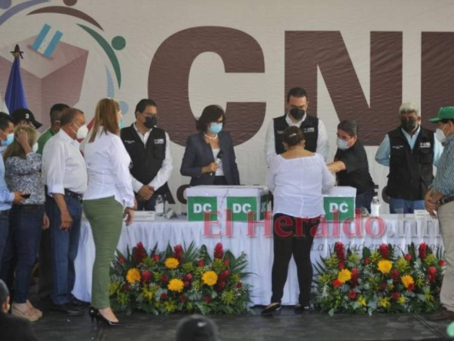 Alianzas azul y verde, aplausos y discursos: lo que se vio en la entrega de planillas al CNE (FOTOS)