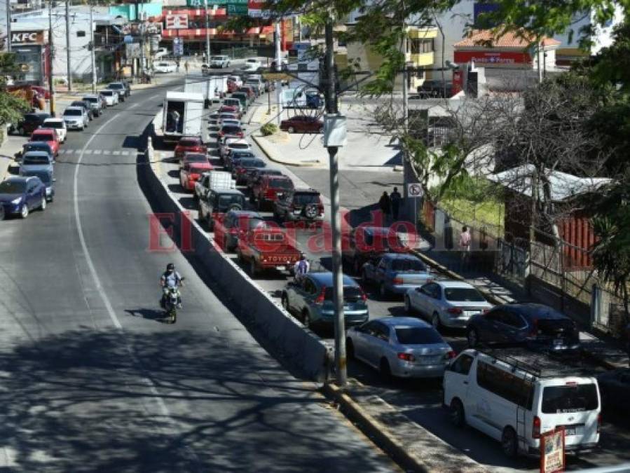 Largas filas de capitalinos en bancos habilitados durante cuarentena