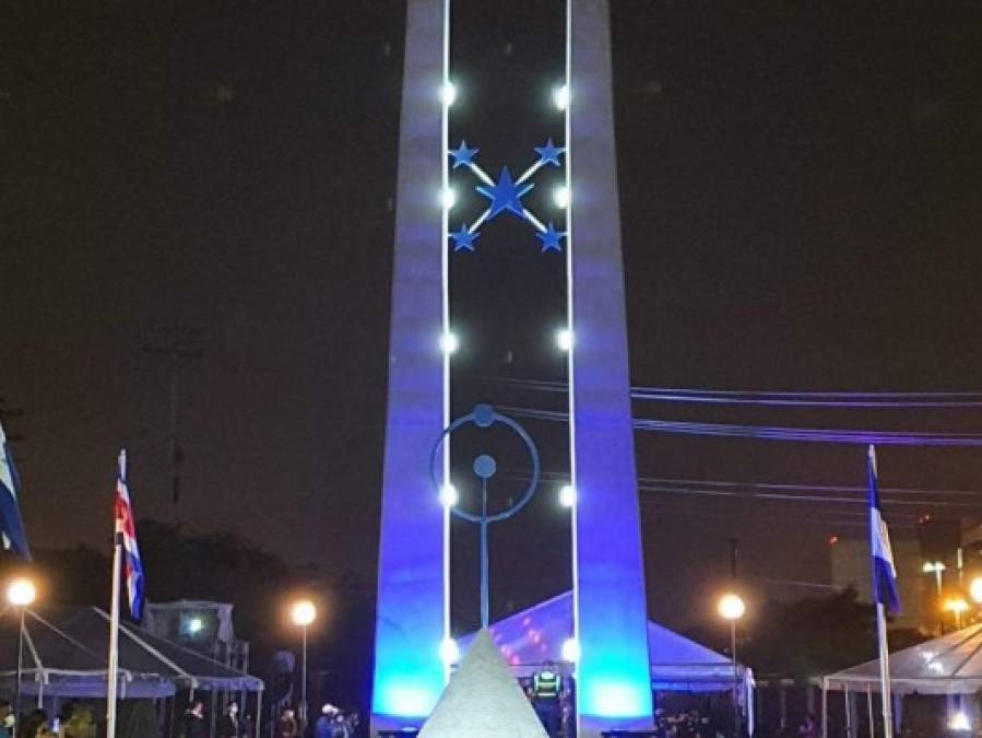 FOTOS: Así fue la inauguración del 'Monumento Obelisco Bicentenario'