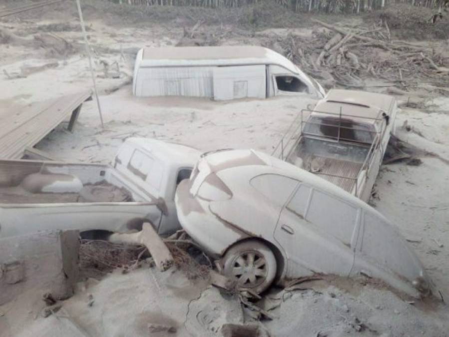 Así fue el rescate de los cadáveres por la erupción del volcán en Guatemala