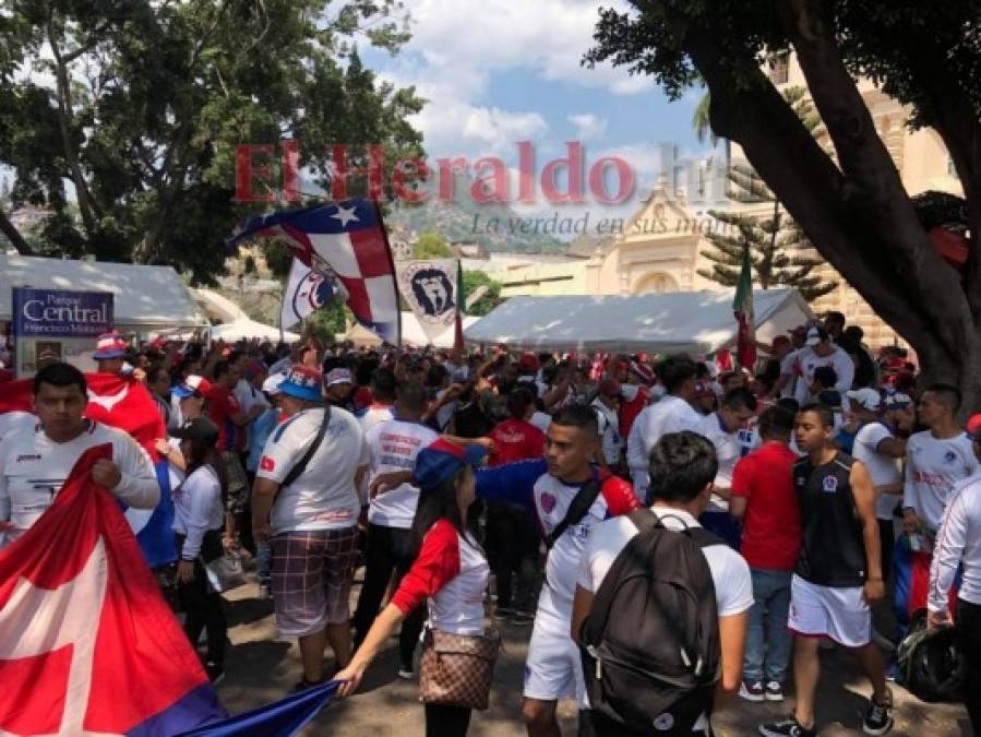 Ultra Fiel llena de algarabía la Plaza Central de Tegucigalpa previo al clásico entre Olimpia y Motagua
