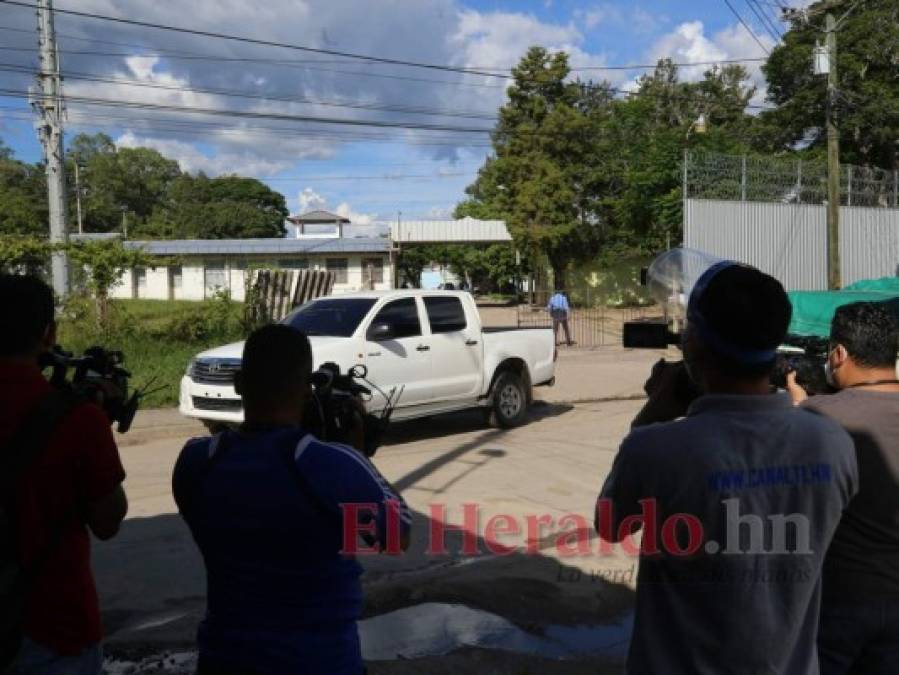 Sonriente y en compañía de Pepe Lobo: Así fue la salida de Rosa Elena de prisión