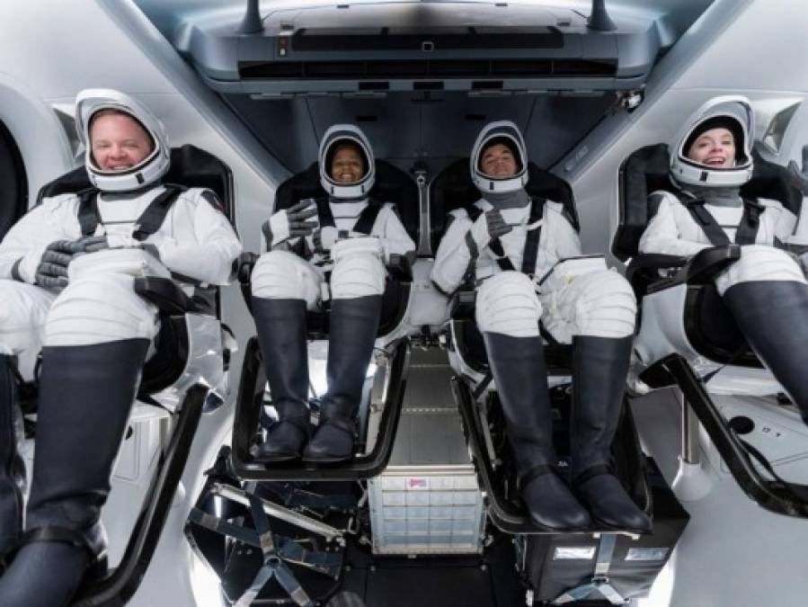 De un millonario a una sobreviviente del cáncer ¿Quiénes viajarán en la misión de SpaceX?