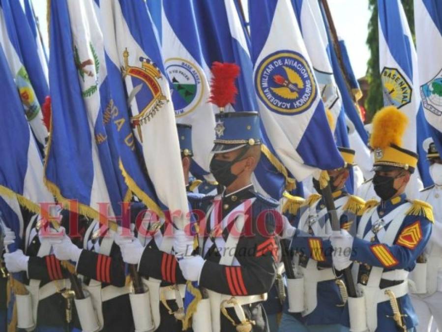 Por aire y tierra: con desfiles interinstitucionales rinden honor en el Bicentenario