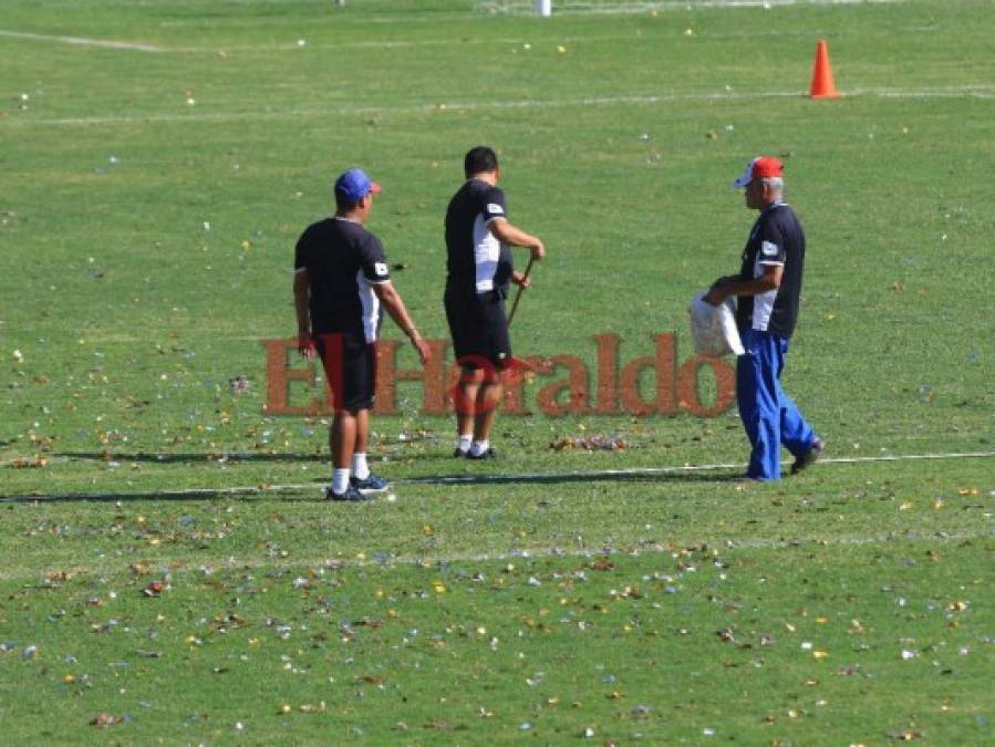 FOTOS: Lleno de basura amaneció el Estadio Nacional de Tegucigalpa tras la final Motagua vs Herediano por la Liga Concacaf