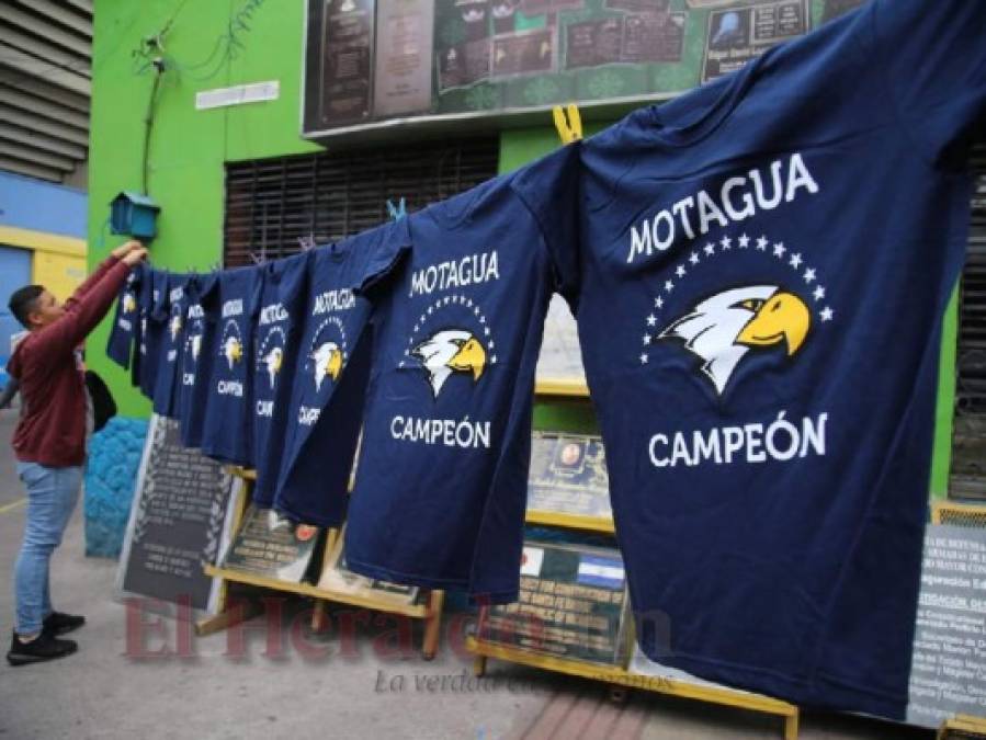 ¡FOTOS! Ambiente de locura afuera del Nacional previo a la final Motagua vs Saprissa