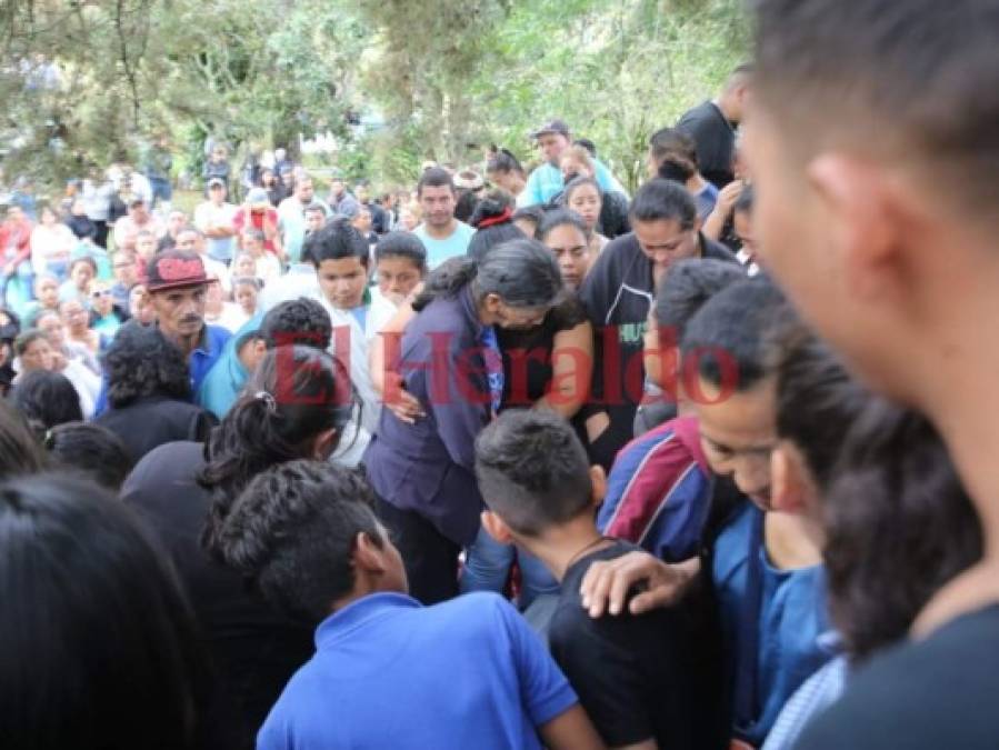 Las dramáticas imágenes del entierro de Vladimir Oquelí, joven arrastrado por la quebrada El Sapo