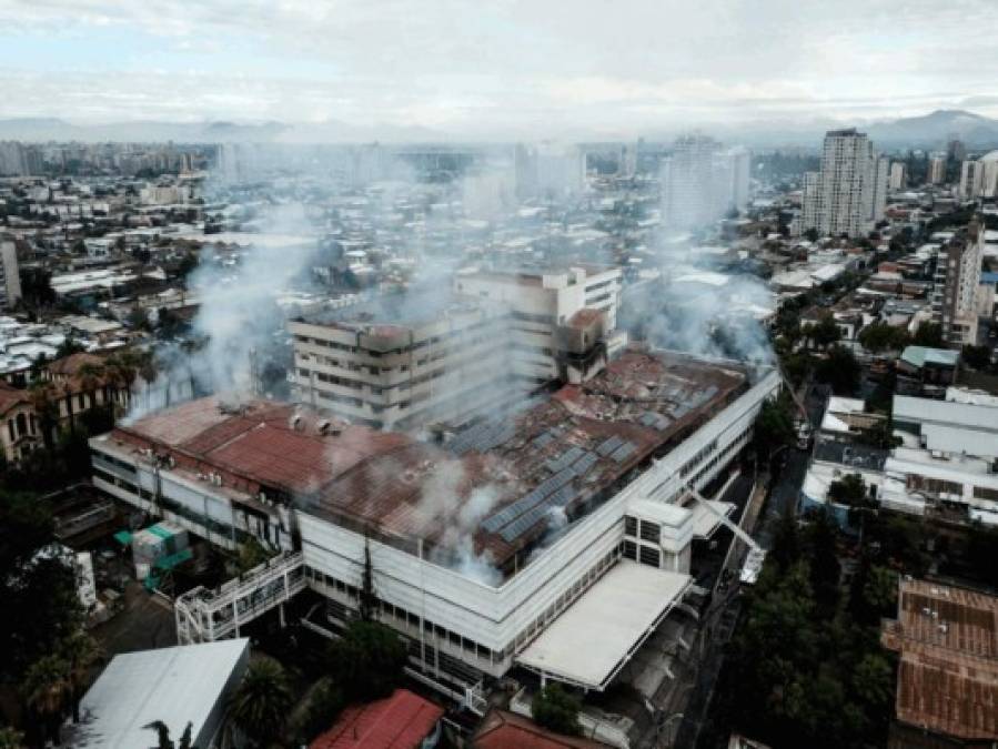 La dramática evacuación de pacientes entubados por incendio en hospital de Chile (Fotos)