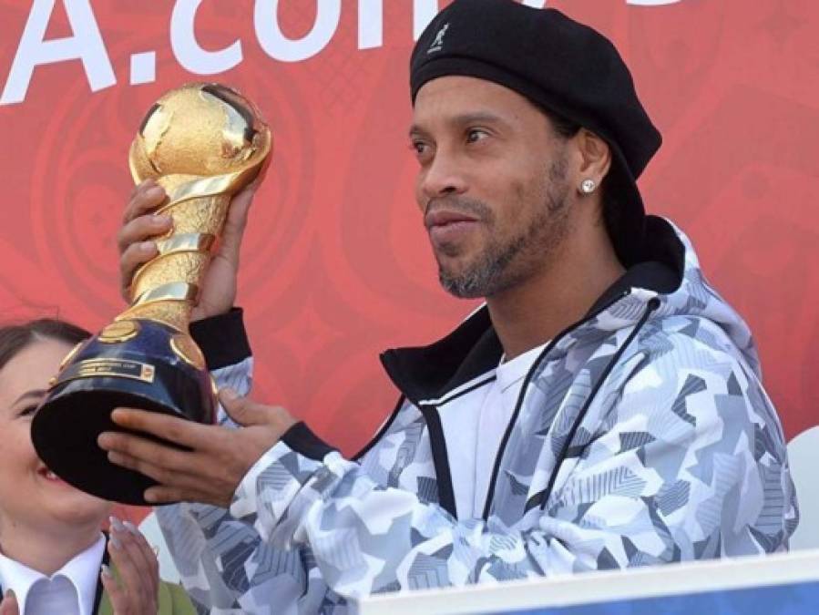 Ronaldinho presume sus títulos... ¡Lo ha ganado todo!