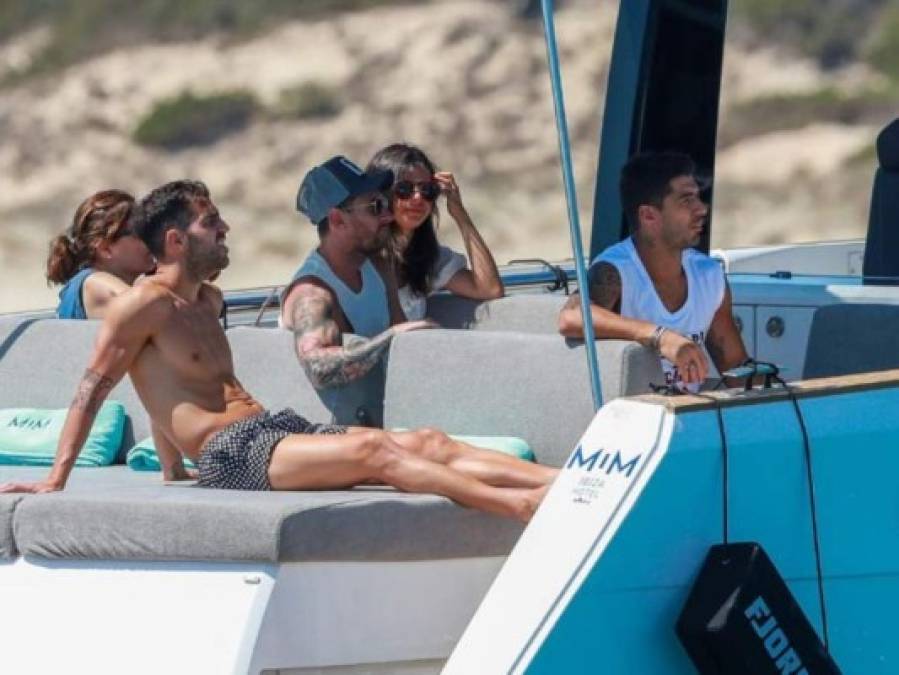 FOTOS: El encuentro de Messi, Fábregas, Luis Suárez y Jordi Alba con su familia en Ibiza